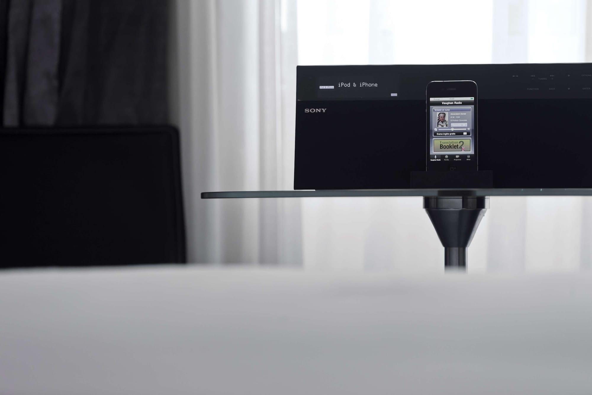 Hotel Lopez De Haro Bilbao Bagian luar foto The Apple Remote Dock