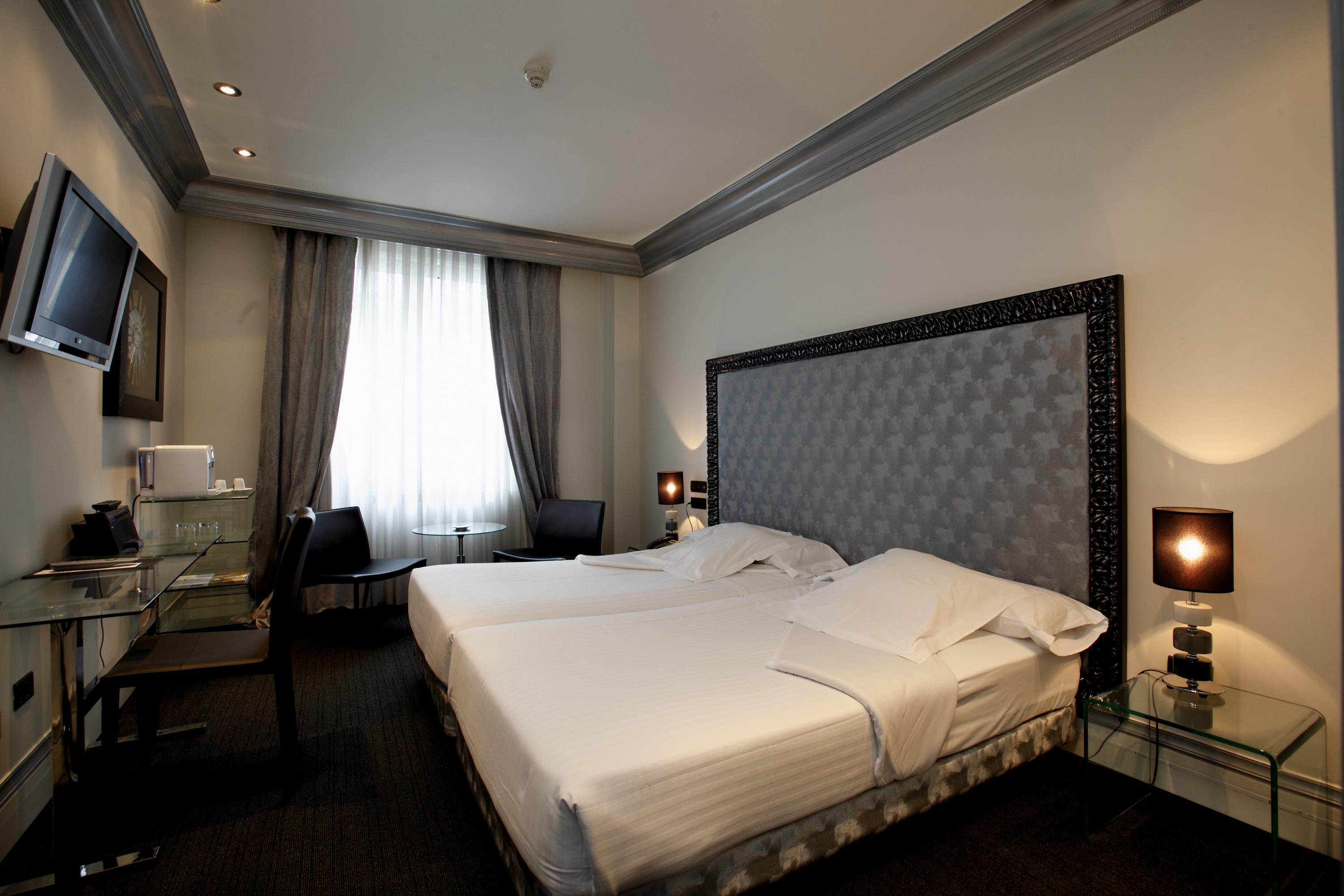 Hotel Lopez De Haro Bilbao Bagian luar foto A room at the hotel
