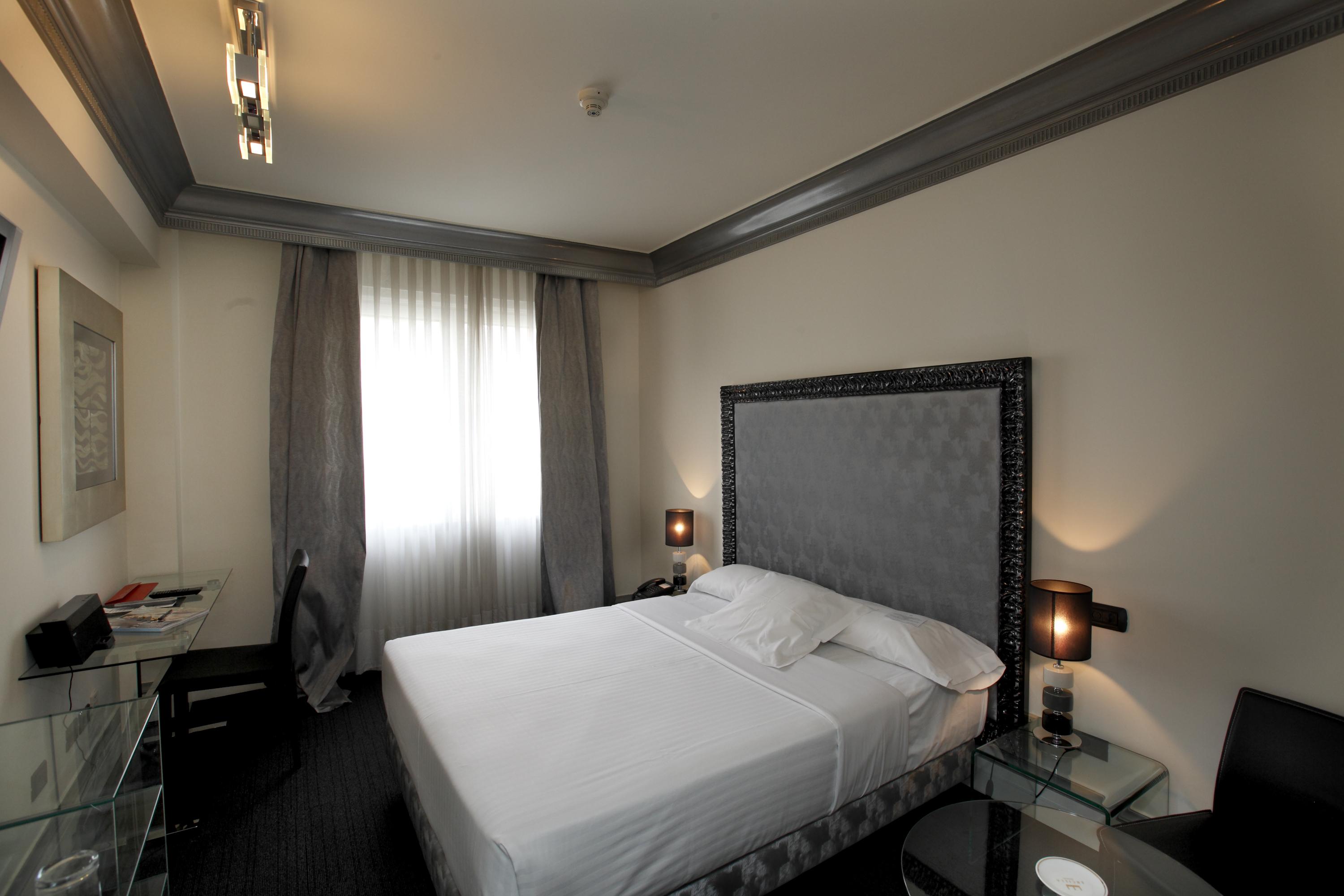 Hotel Lopez De Haro Bilbao Bagian luar foto A room at the hotel