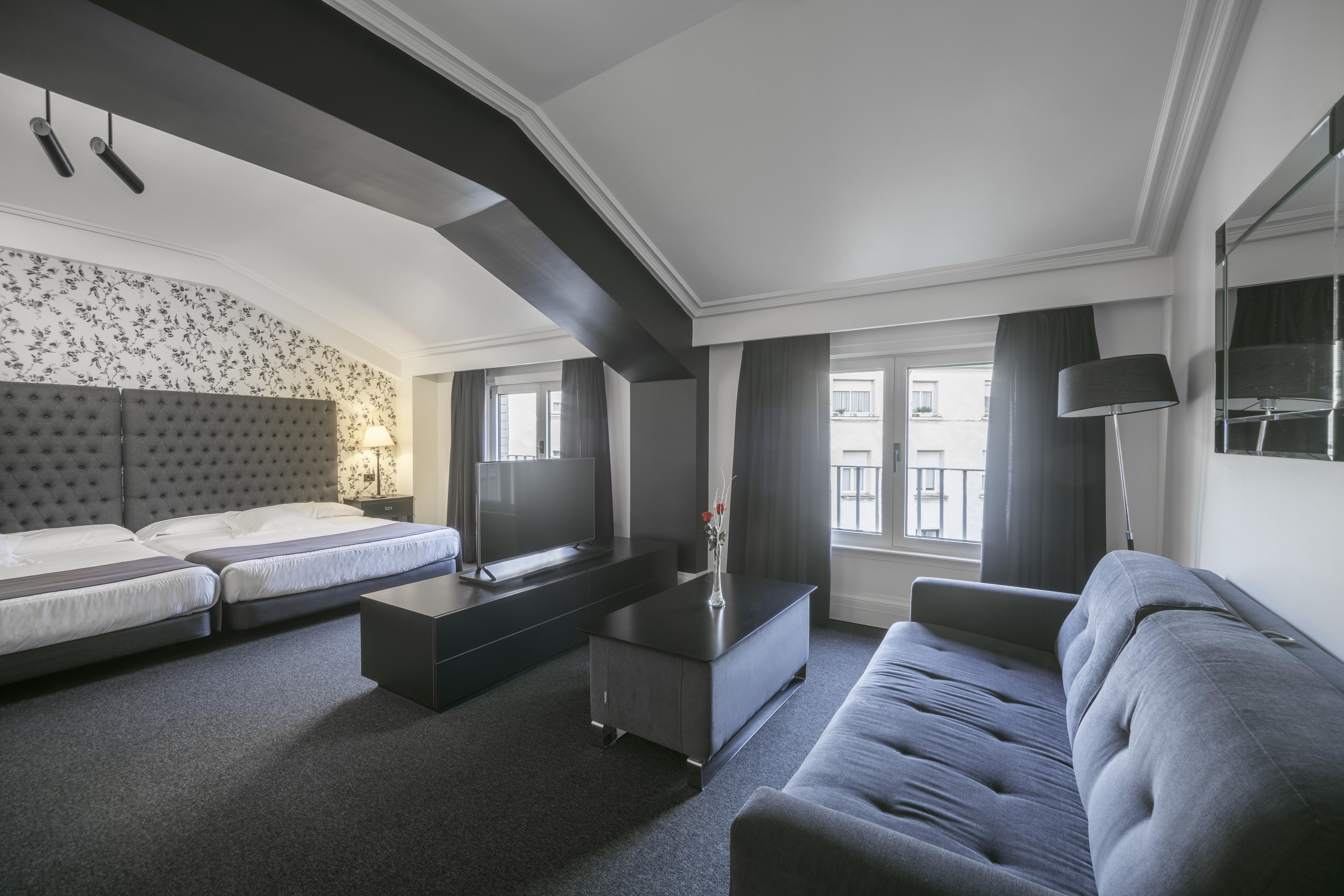 Hotel Lopez De Haro Bilbao Bagian luar foto Suite