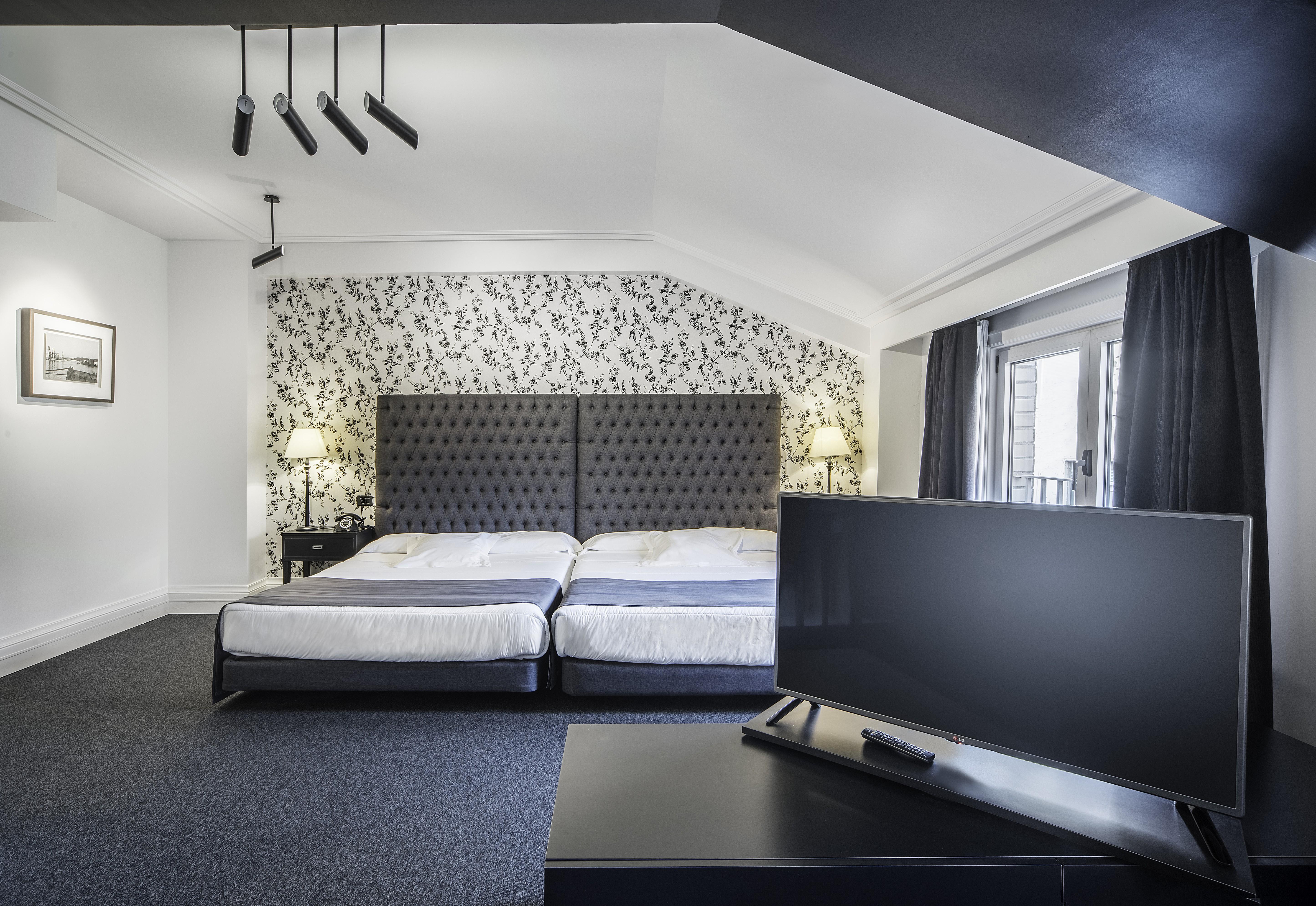 Hotel Lopez De Haro Bilbao Bagian luar foto A room at the hotel
