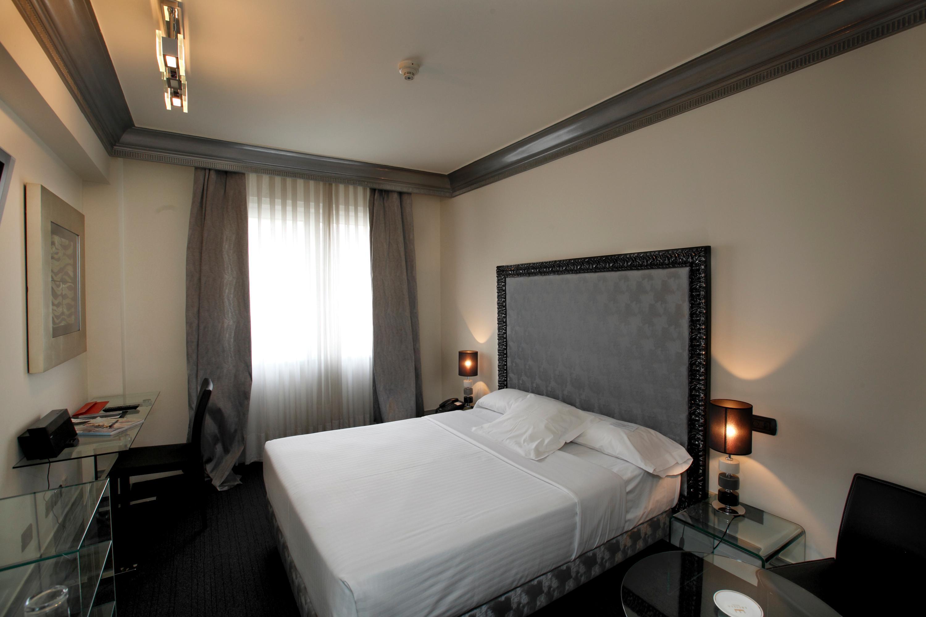 Hotel Lopez De Haro Bilbao Bagian luar foto A room at the hotel