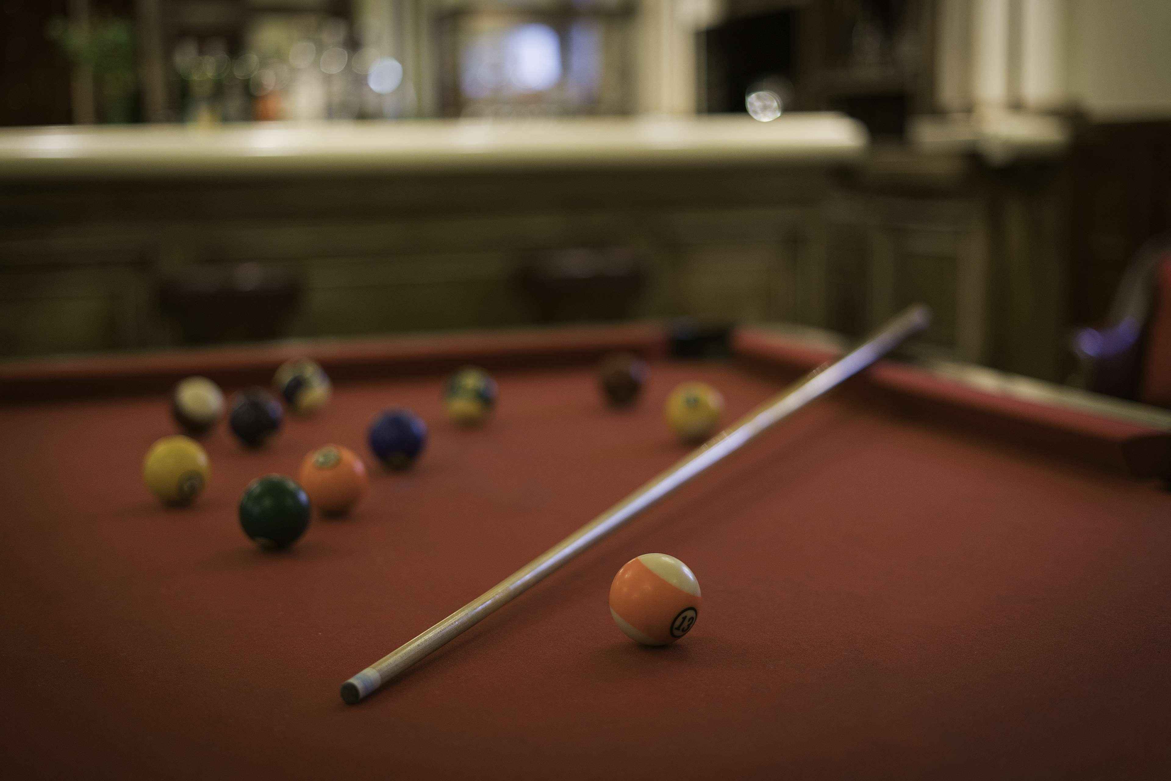 Hotel Lopez De Haro Bilbao Bagian luar foto Pool table