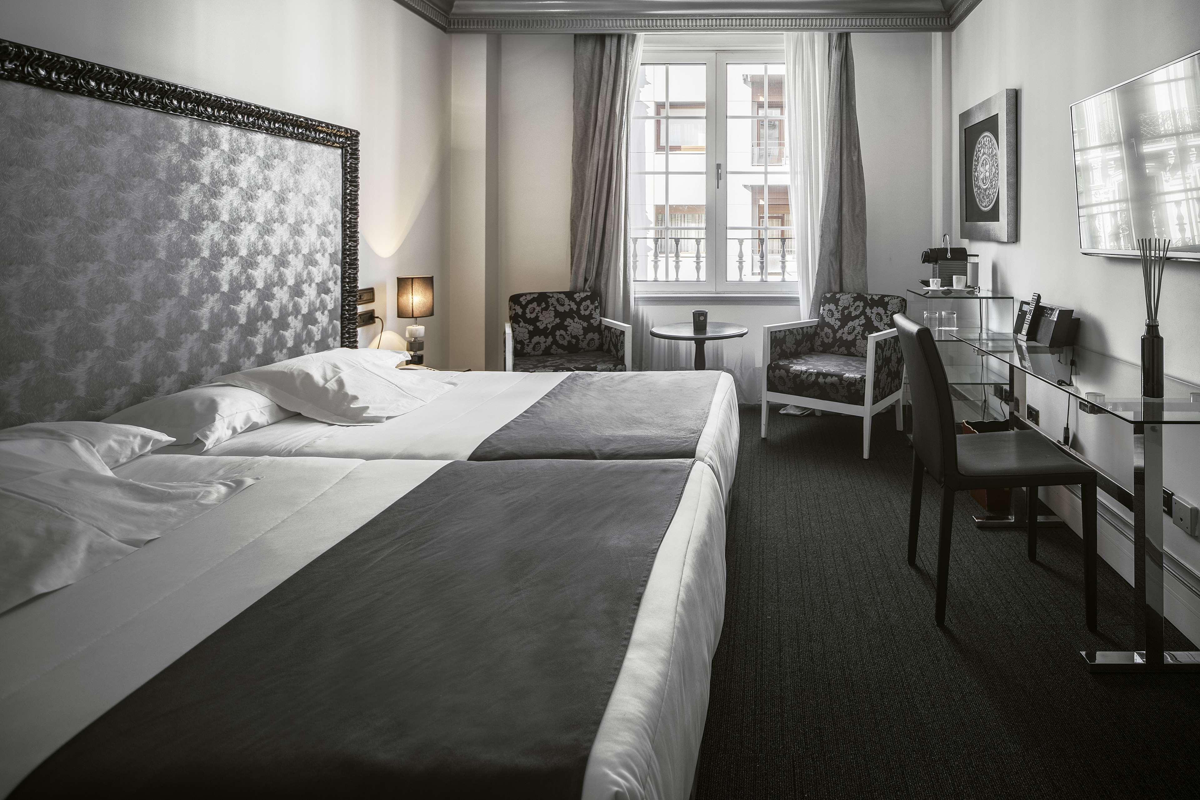Hotel Lopez De Haro Bilbao Bagian luar foto