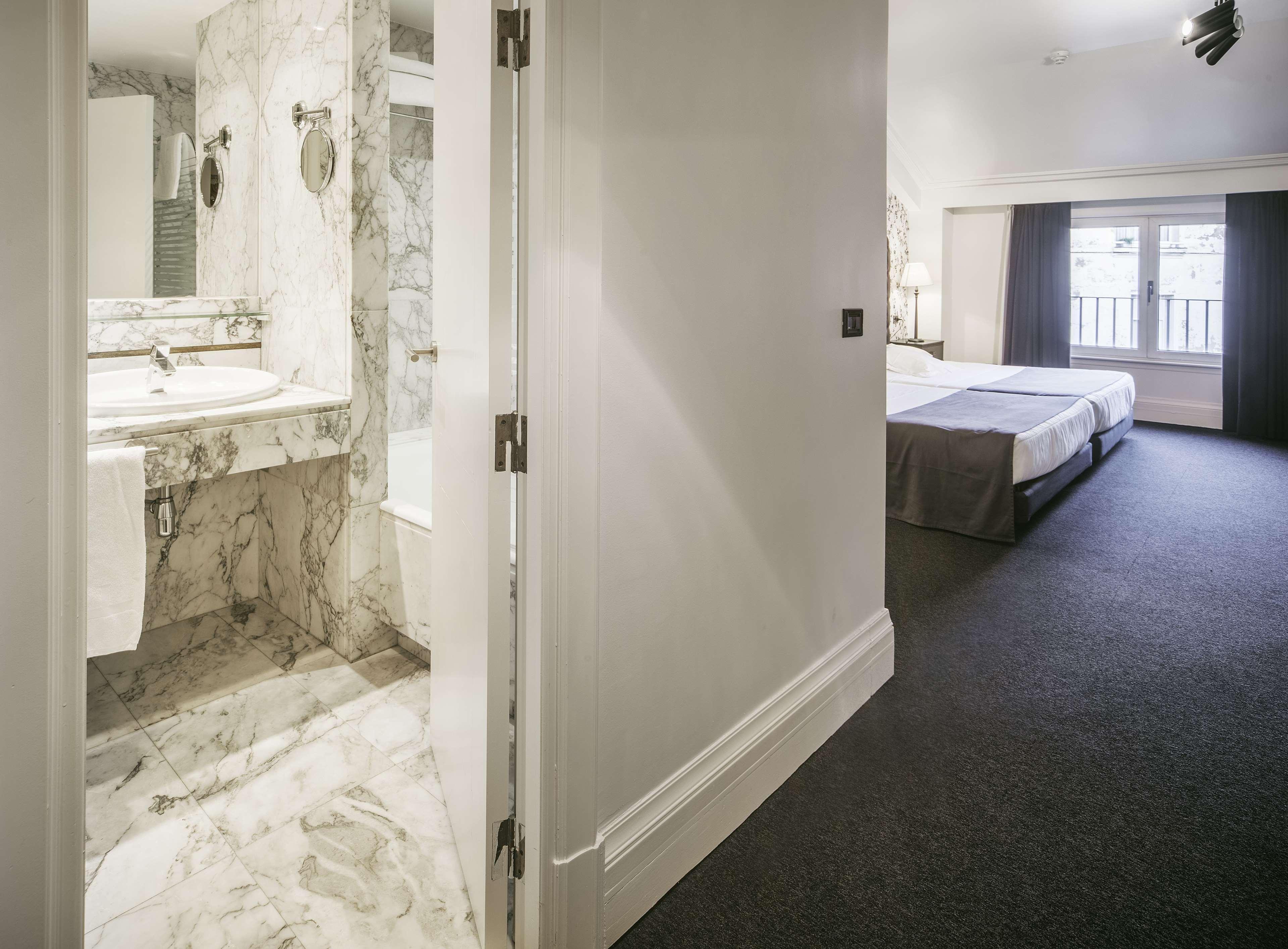 Hotel Lopez De Haro Bilbao Bagian luar foto A room at the hotel