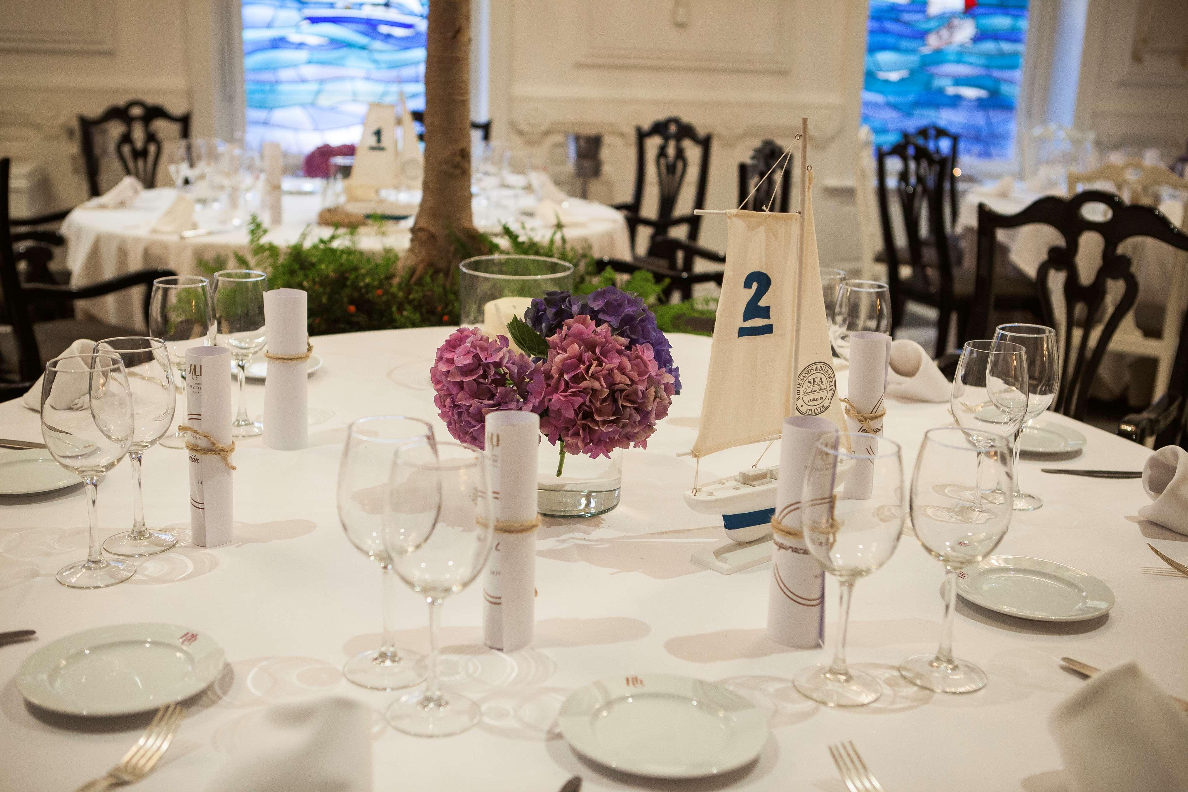 Hotel Lopez De Haro Bilbao Bagian luar foto A table at a wedding reception