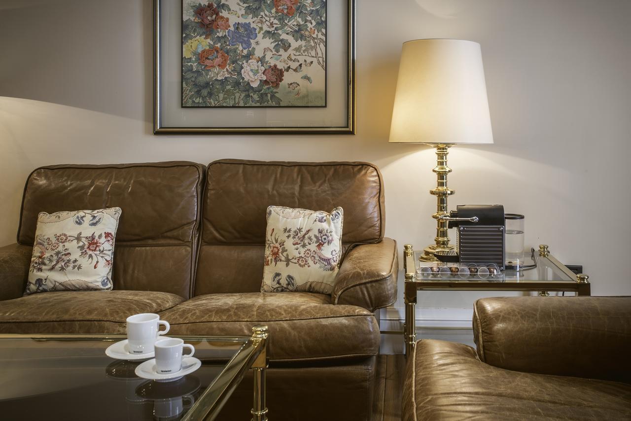 Hotel Lopez De Haro Bilbao Bagian luar foto A living room at the hotel