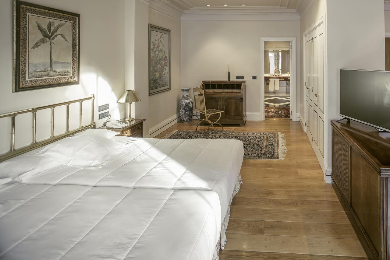 Hotel Lopez De Haro Bilbao Bagian luar foto A room at the hotel